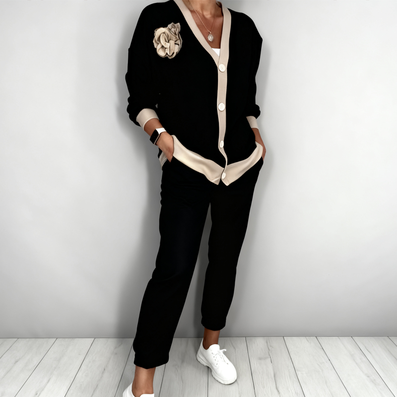 Conjunto top informal con escote en V y unos pantalones de cintura alta.