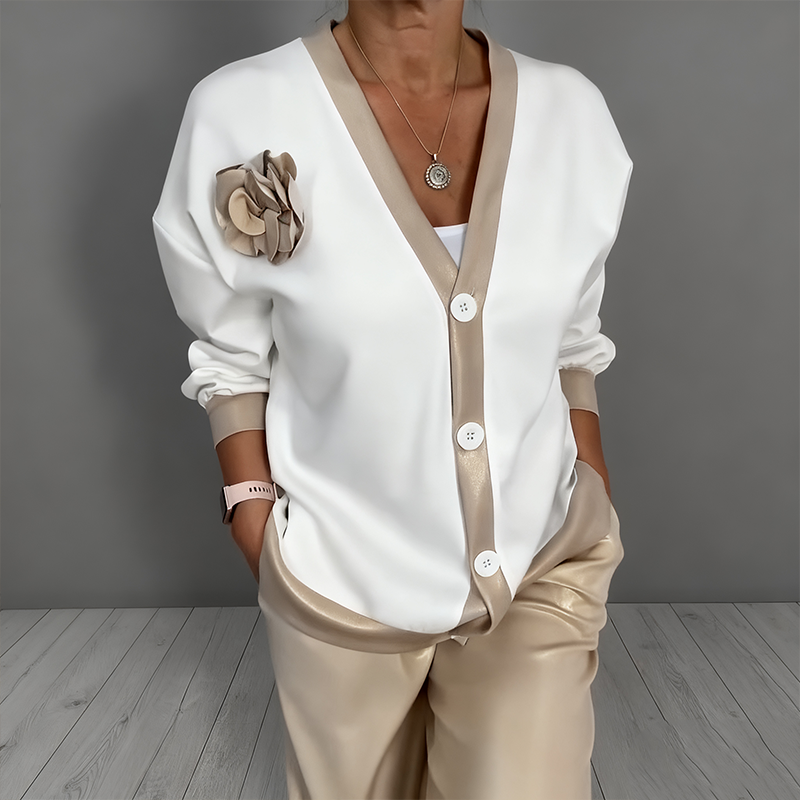 Conjunto top informal con escote en V y unos pantalones de cintura alta.